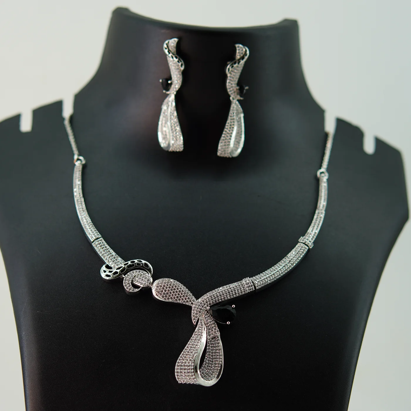 Bow type black stone image 1