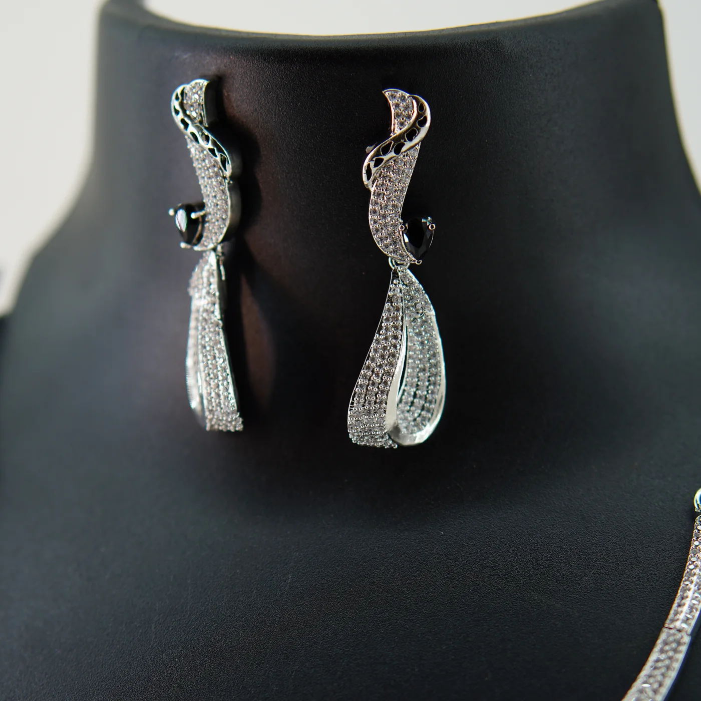 Bow type black stone image 3