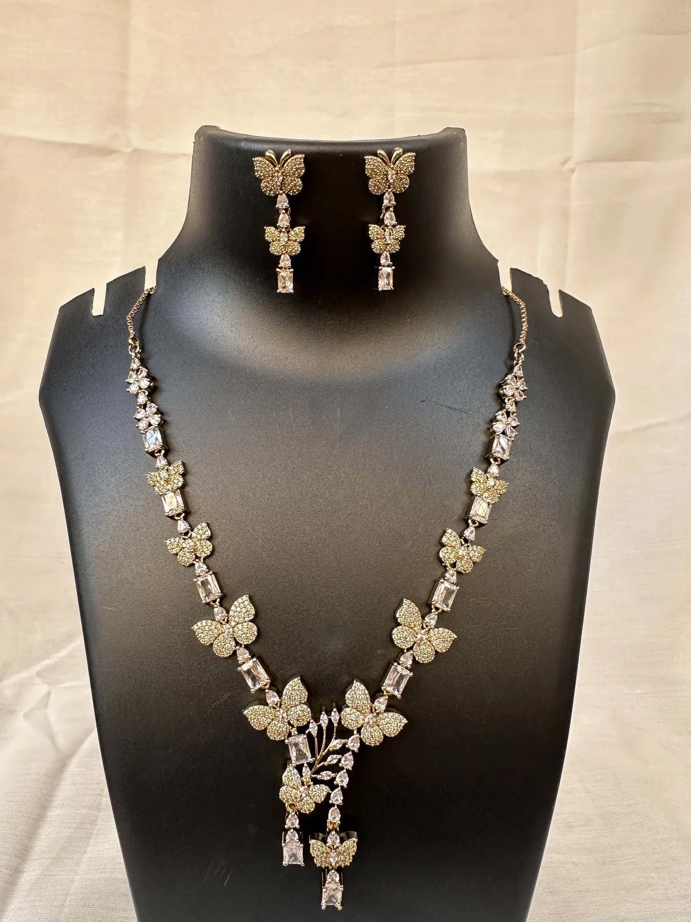 Butterfly neckset image 2