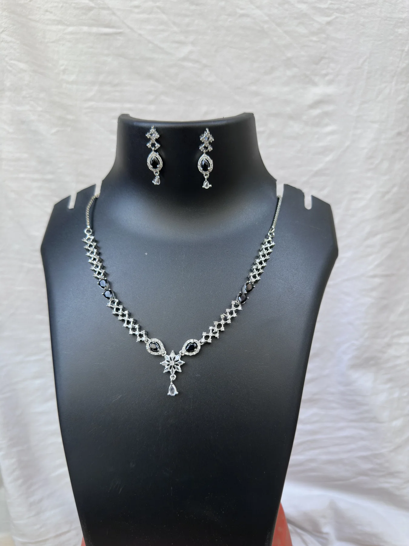 Simple and elegant necksets Black image 1