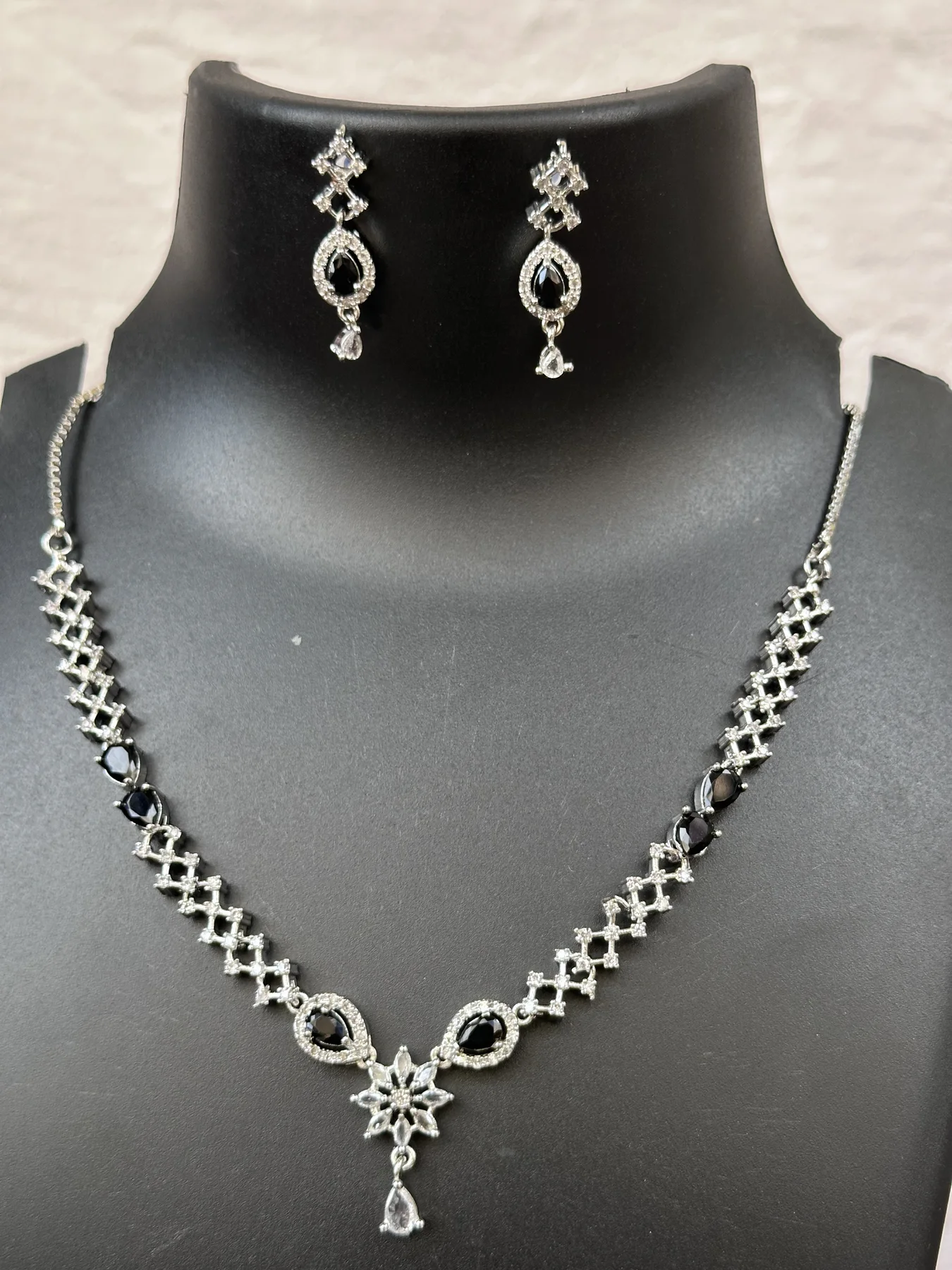 Simple and elegant necksets Black image 2