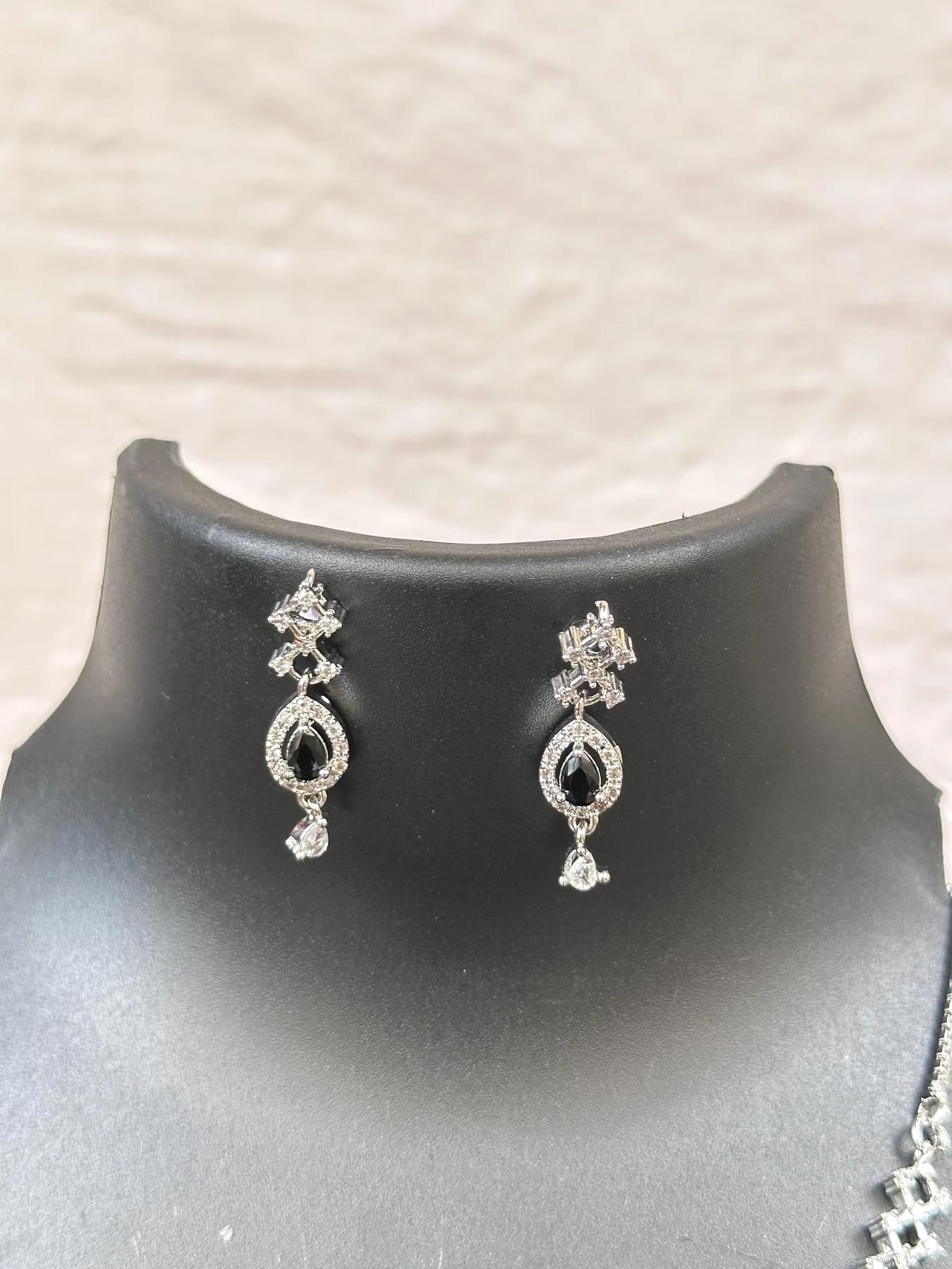 Simple and elegant necksets Black image 3
