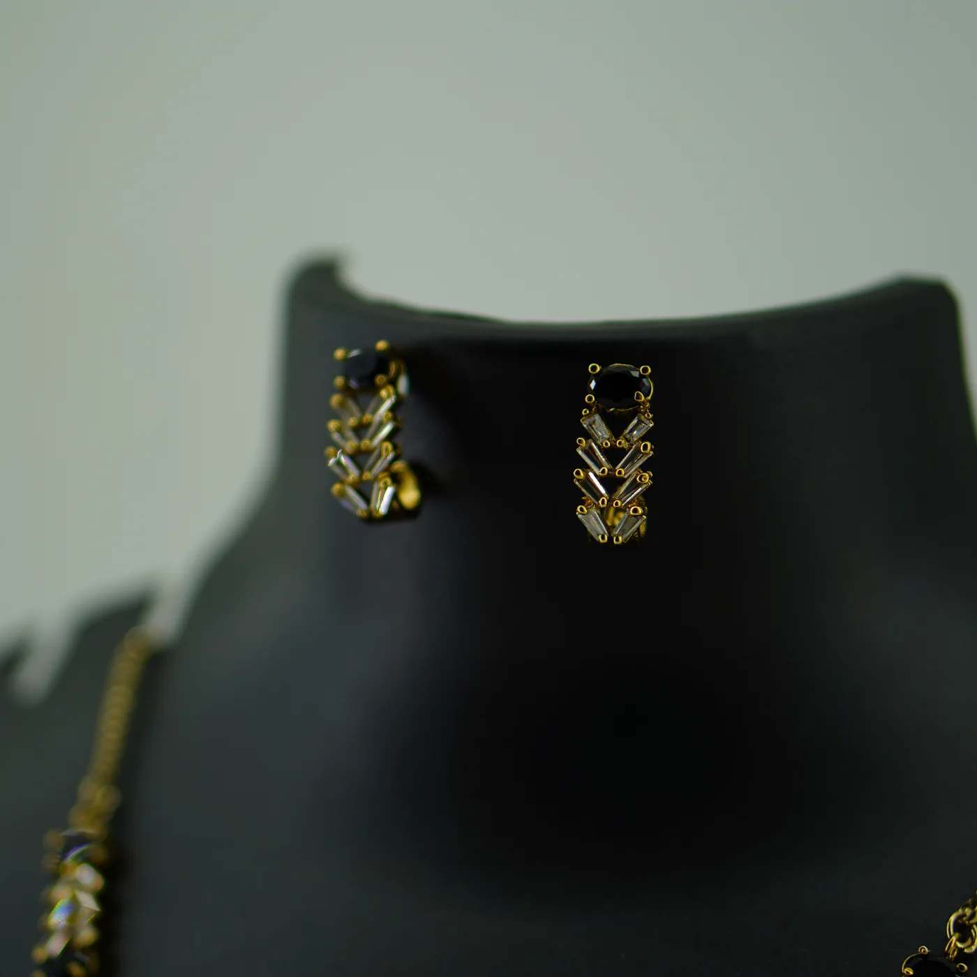 Trendy Necksets(Navyblue/lightgreen/red/J Type Red Stone/Gold&black/light Pink/white&black/white Round/ Black image 3