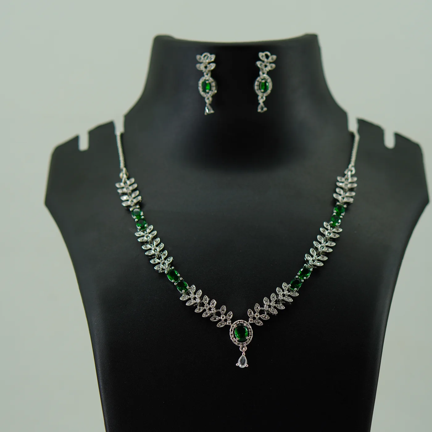 Simple & Elegant - Leaf type white stone double (green/red) stone image 1