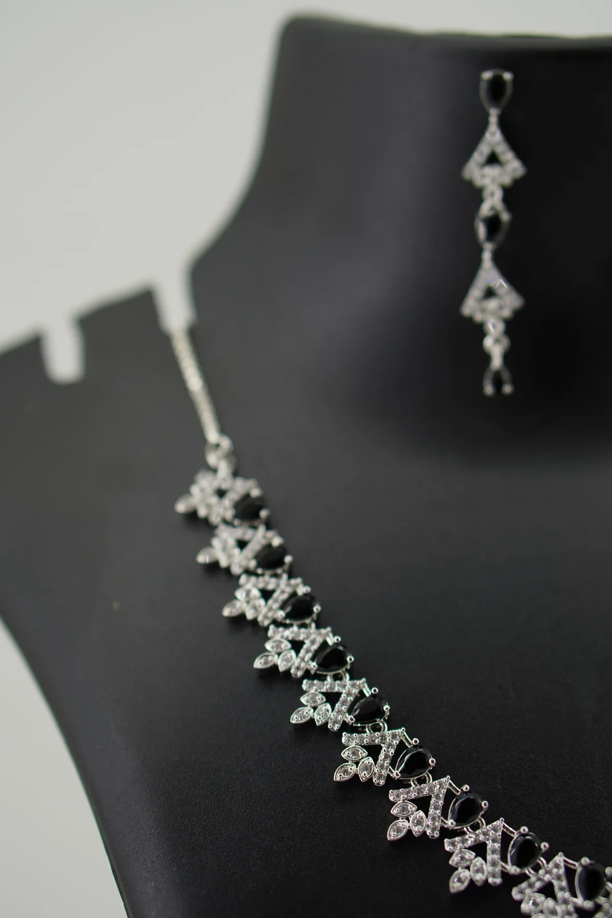ADN019 Neckset Black image 2