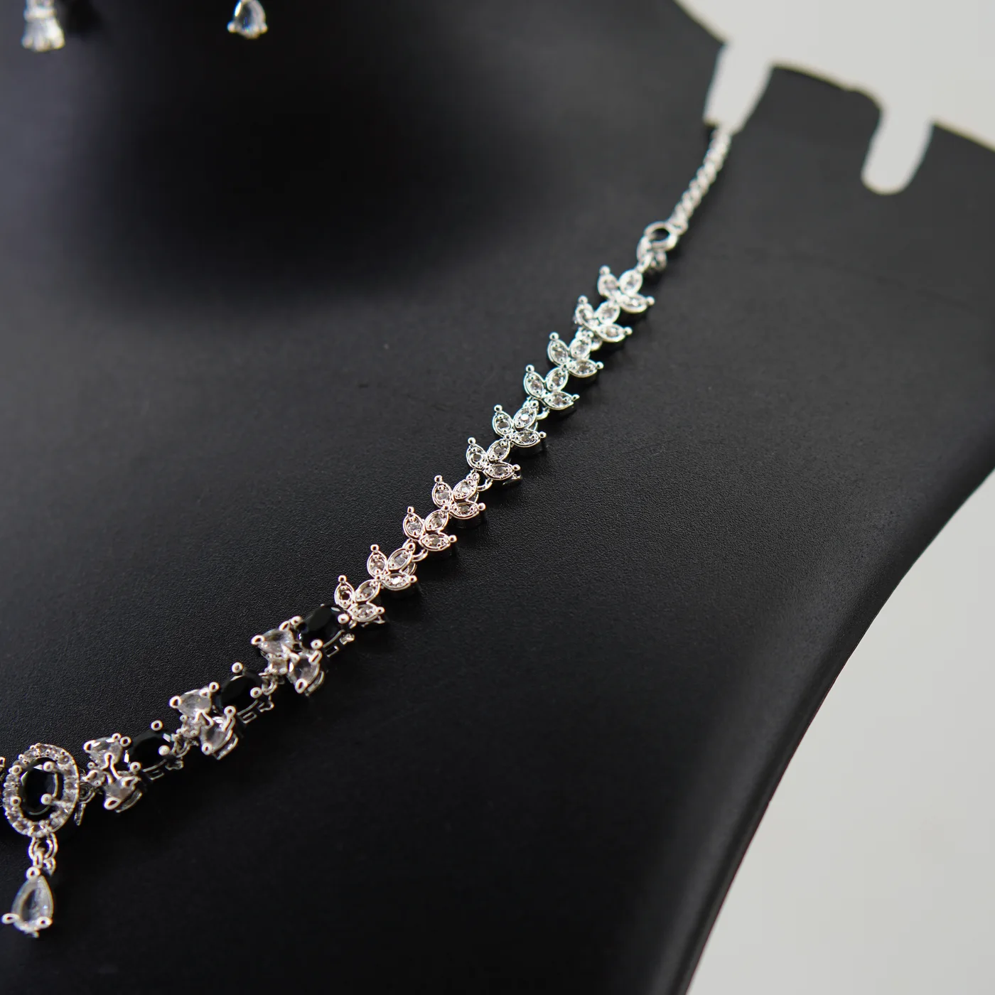 ADN023 Neckset Black image 2