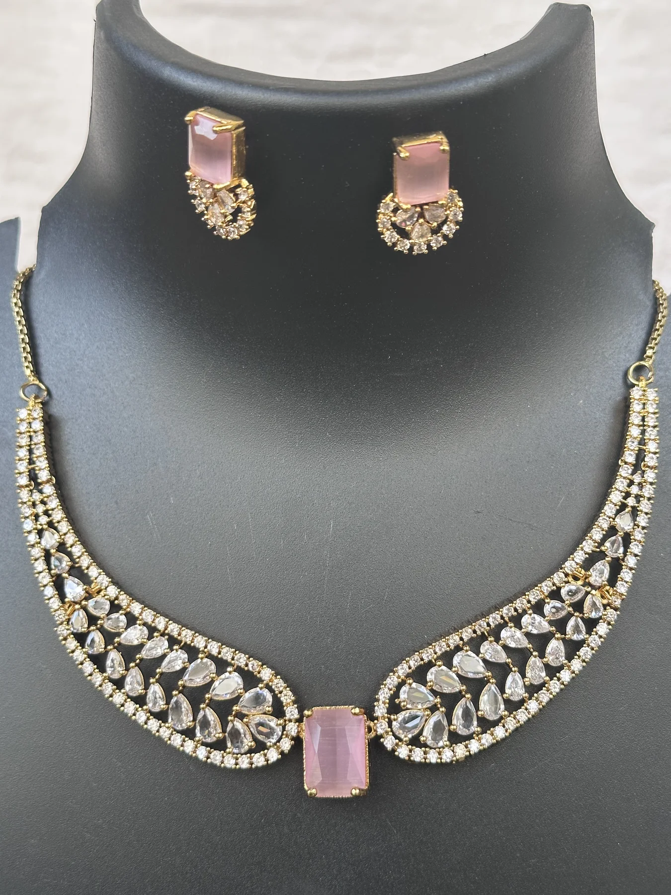Bow type pink stone image 3