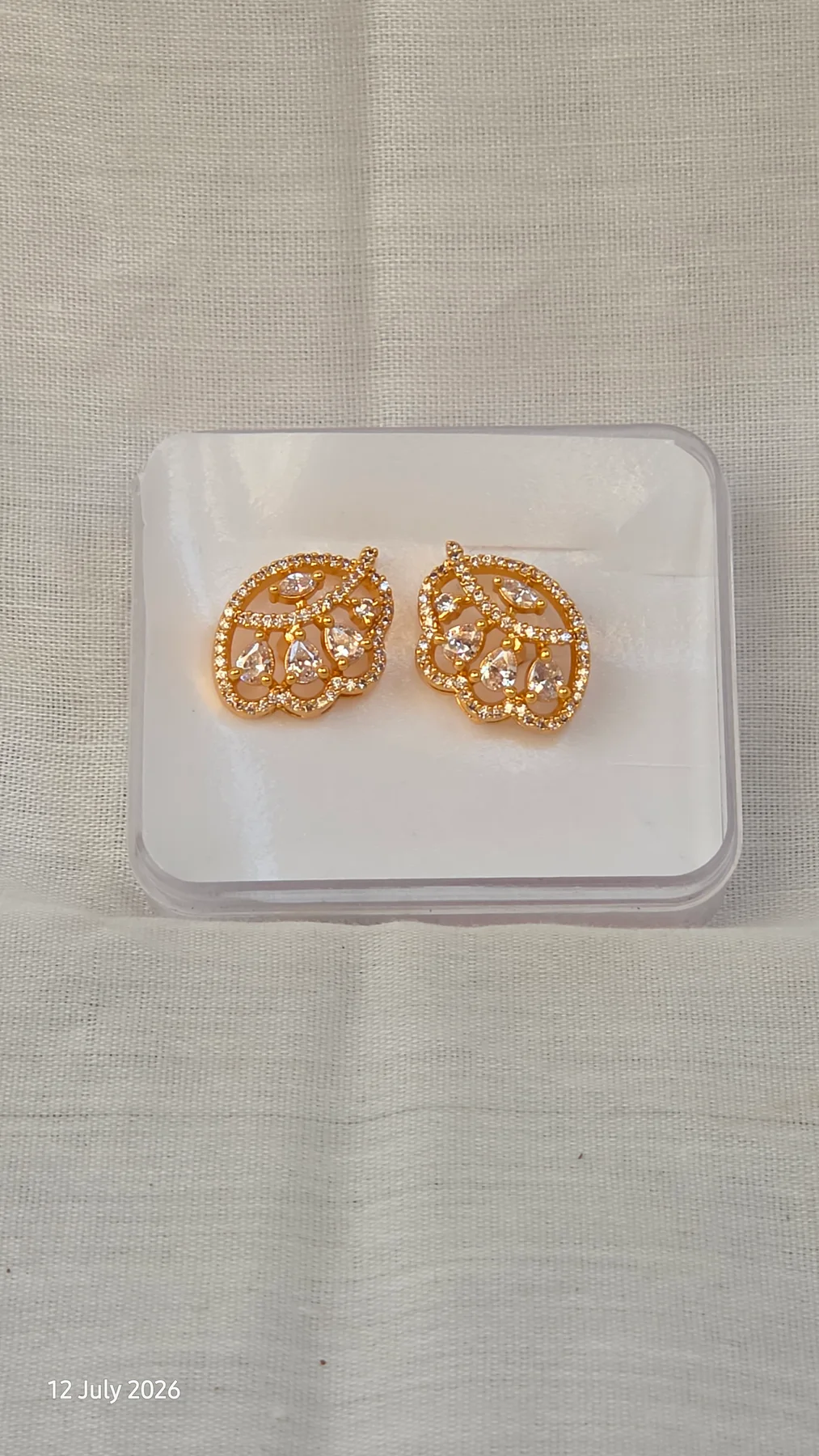 Leaf type earring image 1